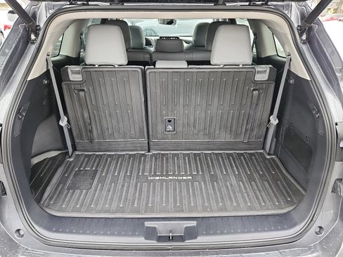 Used 2020 Toyota Highlander XLE image 29