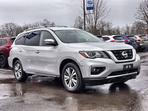 Used 2018 Nissan Pathfinder SV image 1