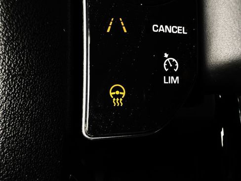 Used 2020 Land Rover Discovery SE image 16