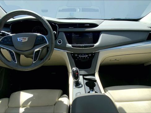 Used 2017 Cadillac XT5 Luxury w/ Driver Awareness Package FWD image 10