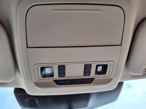 Used 2023 Ford Explorer XLT AWD/4WD image 19
