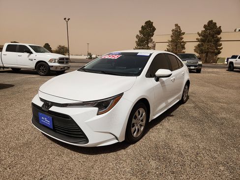 Used 2025 Toyota Corolla LE image 3