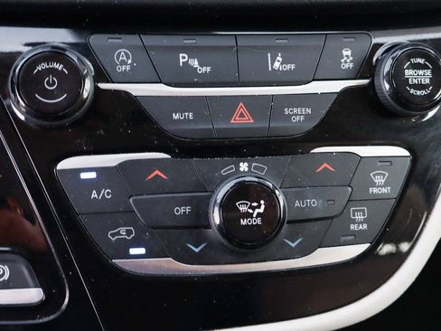 Used 2021 Chrysler Pacifica Touring-L image 39