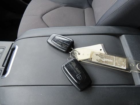 Used 2020 Toyota Highlander LE image 27