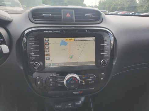 Used 2017 Kia Soul + FWD image 19