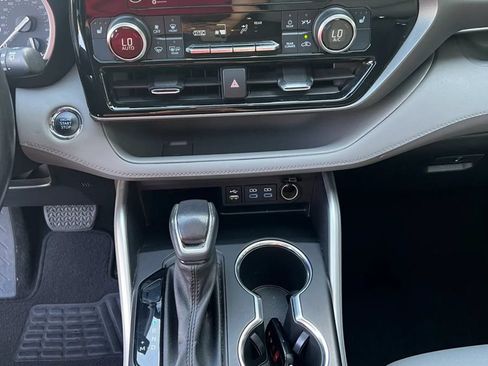 Used 2022 Toyota Highlander XLE FWD image 20