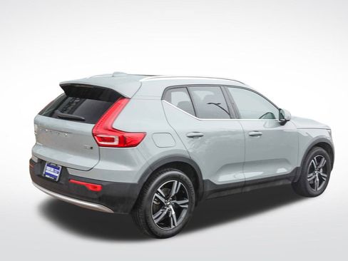 Used 2025 Volvo XC40 B5 Core image 11