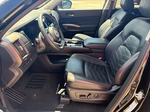 Used 2024 Nissan Pathfinder Platinum FWD image 17