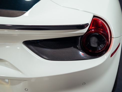 Used 2016 Ferrari 488 GTB RWD image 3