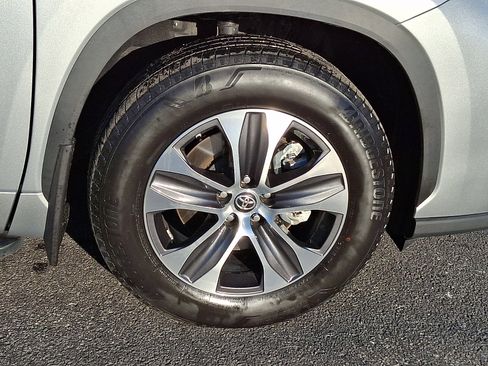 Used 2023 Toyota Highlander XLE image 8