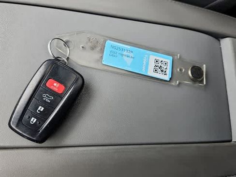 Used 2022 Toyota Highlander XLE AWD/4WD image 29