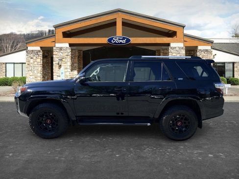 Used 2024 Toyota 4Runner SR5 Premium w/ Moonroof Package AWD/4WD image 7