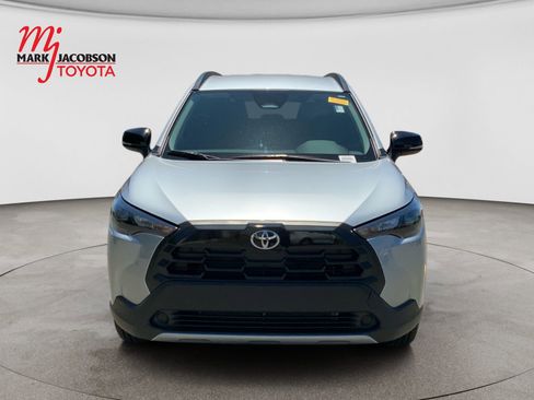Used 2026 Toyota Corolla Cross LE FWD image 2