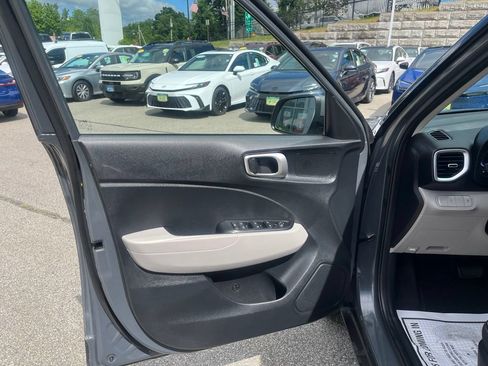 Used 2024 Hyundai Venue SEL FWD image 6