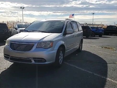 Used 2011 Chrysler Town & Country Touring image 3