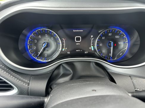 Used 2024 Chrysler Pacifica Touring FWD image 13