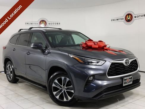 Used 2022 Toyota Highlander XLE AWD/4WD image 1