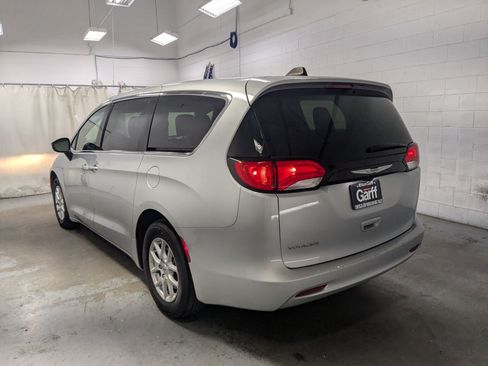 Certified 2023 Chrysler Voyager LX FWD image 9