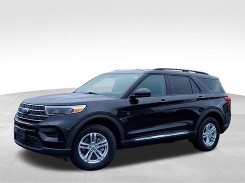 Used 2023 Ford Explorer XLT w/ Class IV Trailer Tow Package AWD/4WD image 2