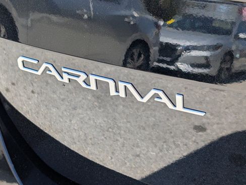 Used 2024 Kia Carnival EX image 18