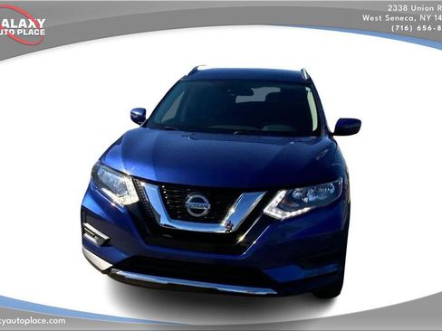 Used 2019 Nissan Rogue SV image 2