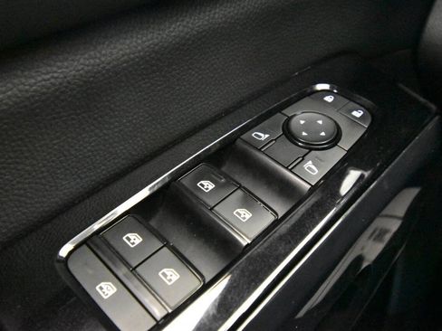 Used 2022 Nissan Pathfinder SV image 32