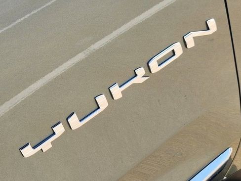 Used 2024 GMC Yukon SLT w/ SLT Premium Package RWD image 10