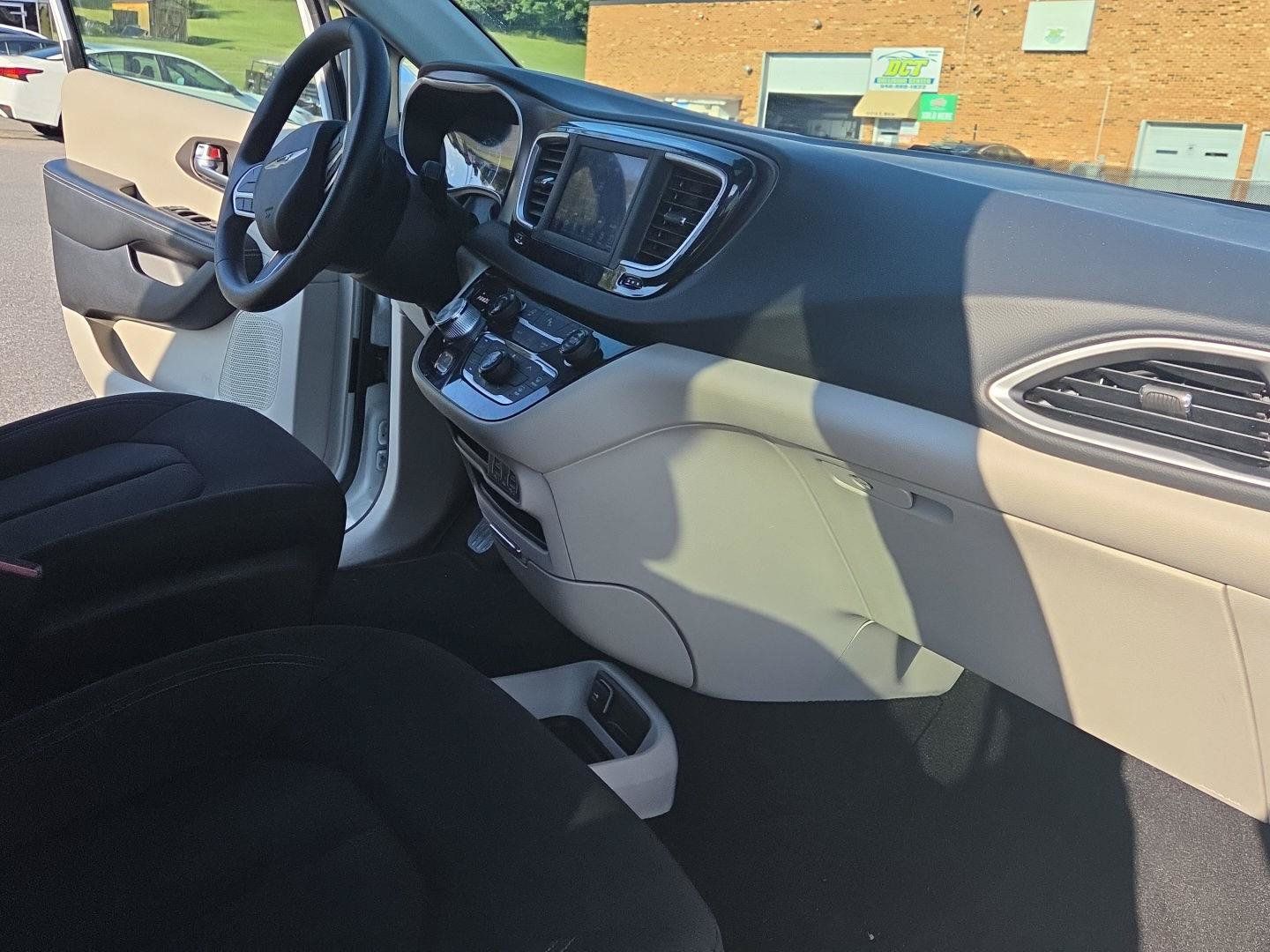 Used 2021 Chrysler Voyager L FWD image 20