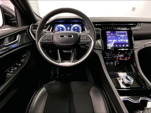 Used 2023 Jeep Grand Cherokee Altitude AWD/4WD image 6