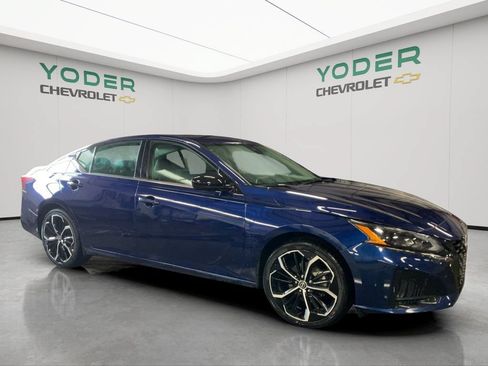 Used 2024 Nissan Altima 2.5 SR FWD image 2