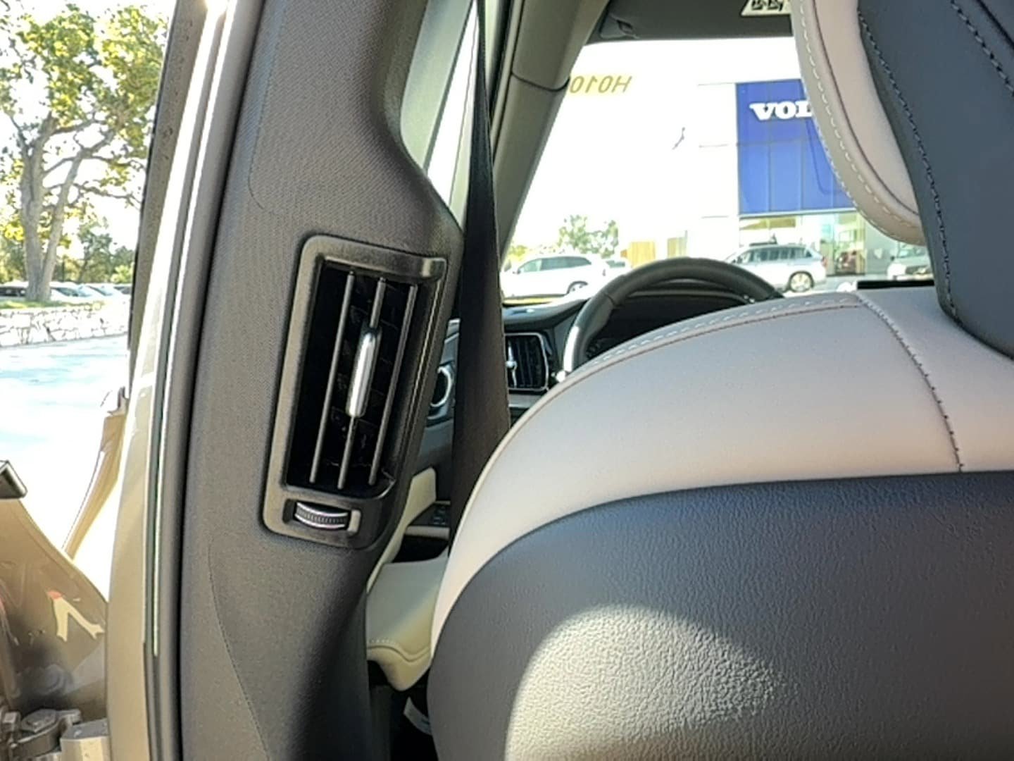 New 2026 Volvo XC60 B5 Plus w/ Protection Package Premier AWD/4WD image 16