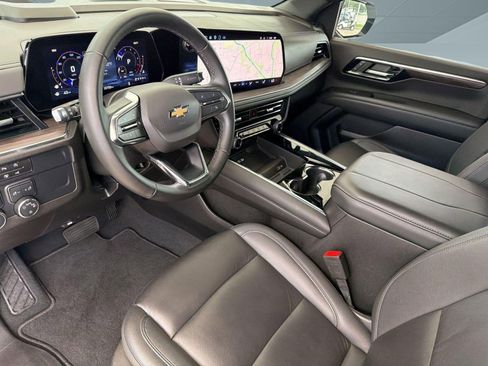 Used 2025 Chevrolet Suburban LT RWD image 4
