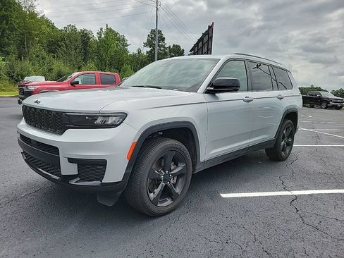 Used 2025 Jeep Grand Cherokee L Laredo AWD/4WD image 1