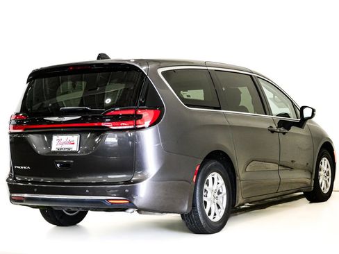 Used 2023 Chrysler Pacifica Touring-L FWD image 6