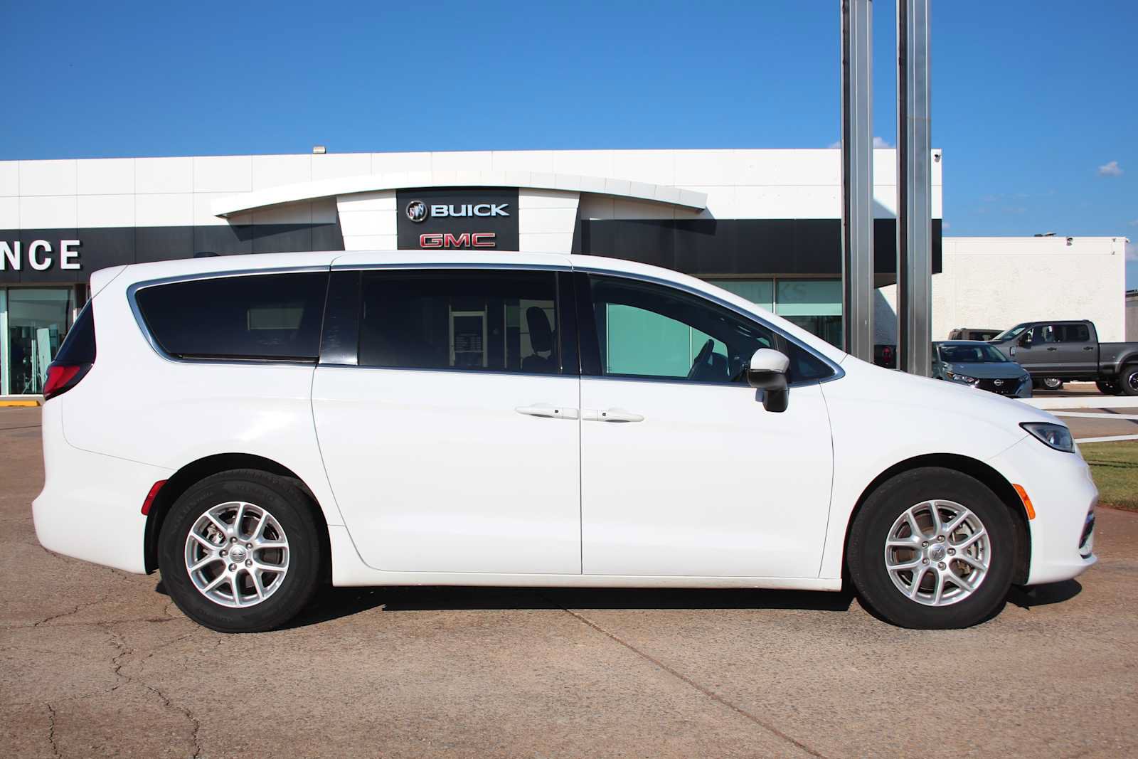 Used 2023 Chrysler Pacifica Touring FWD image 16