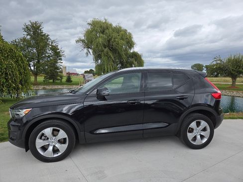 Used 2021 Volvo XC40 T4 Momentum image 2