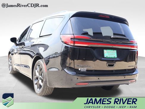 Used 2025 Chrysler Pacifica Limited FWD image 3