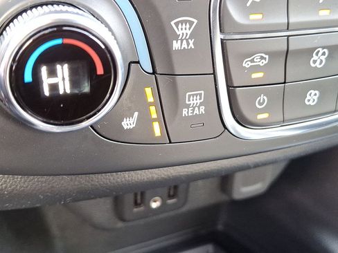 Used 2023 Chevrolet Traverse LT image 19