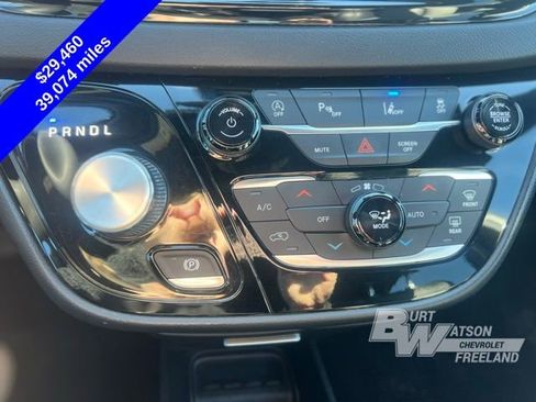 Used 2025 Chrysler Pacifica Select image 16