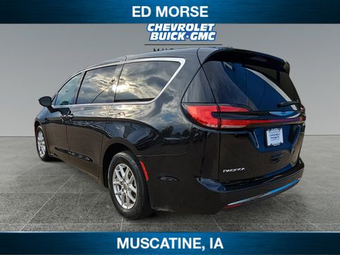 Used 2024 Chrysler Pacifica Touring-L image 3