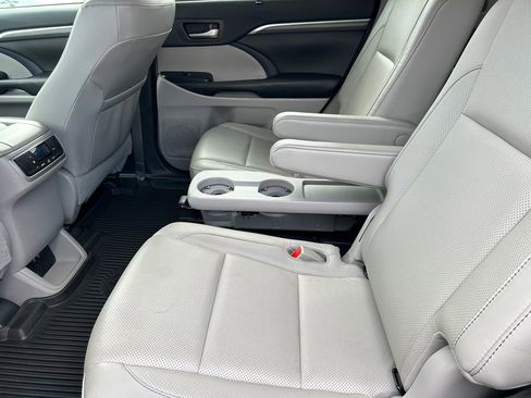 Used 2019 Toyota Highlander Limited image 17