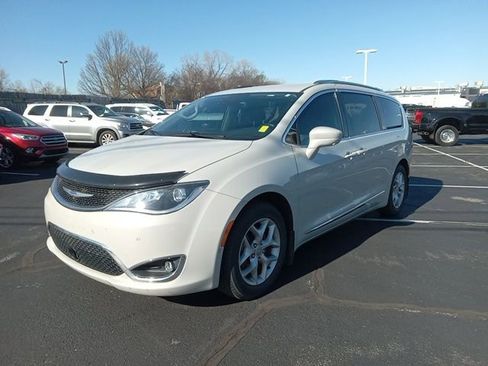 Used 2019 Chrysler Pacifica Touring-L w/ Advanced Safetytec Group image 3