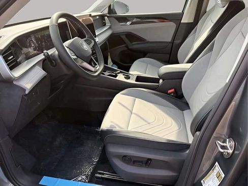 New 2026 Volkswagen Tiguan SE FWD image 9