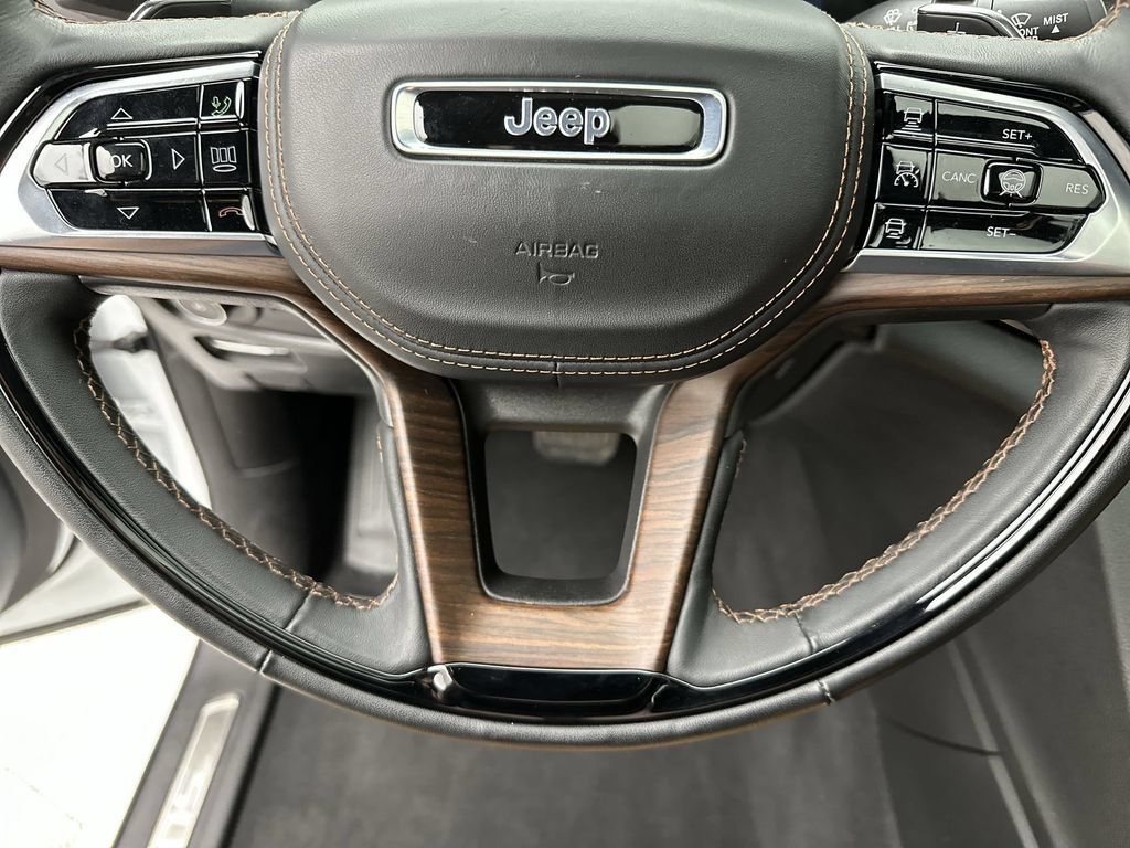 Used 2025 Jeep Grand Cherokee Summit w/ Advanced Protech Group IV AWD/4WD image 14