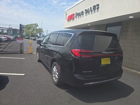 Used 2023 Chrysler Pacifica Touring-L FWD image 6