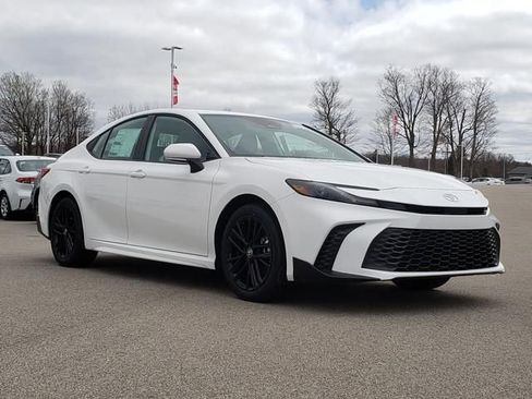 New 2026 Toyota Camry SE FWD image 3