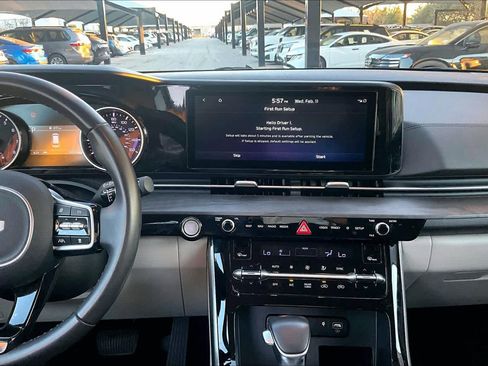 Used 2024 Kia Carnival EX image 7