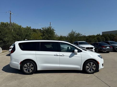 Used 2018 Chrysler Pacifica Touring-L FWD image 4