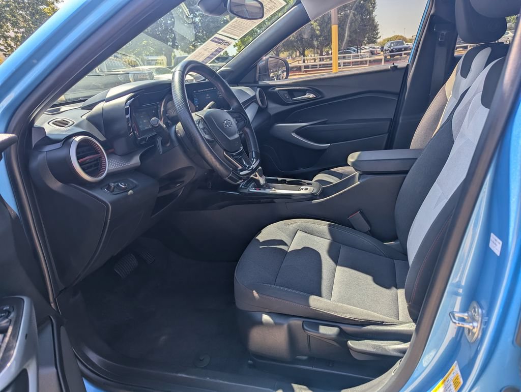 Used 2025 Chevrolet Trax RS FWD image 15