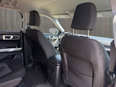 Used 2024 Ford Explorer XLT AWD/4WD image 18